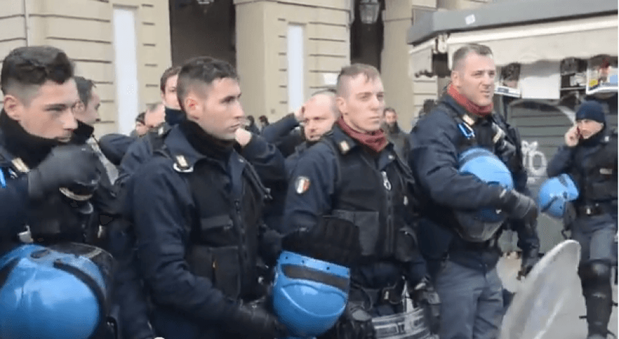 VIDEO/ Policia bashkohet me protestuesit që kundërshtojnë masat anti-Covid   