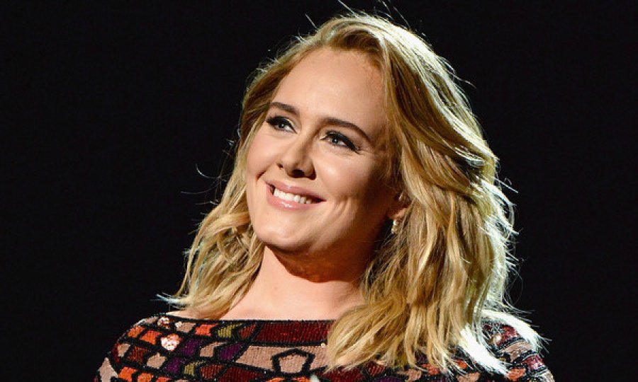 VIDEO/ Adele shfaqet në publik me 45 kg më pak dhe mahnit me pamjen 