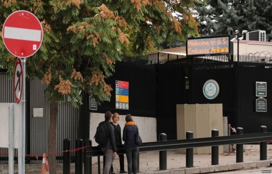 Pezullohen shërbimet në Ambasadën Amerikane në Ankara pas njoftimeve për...