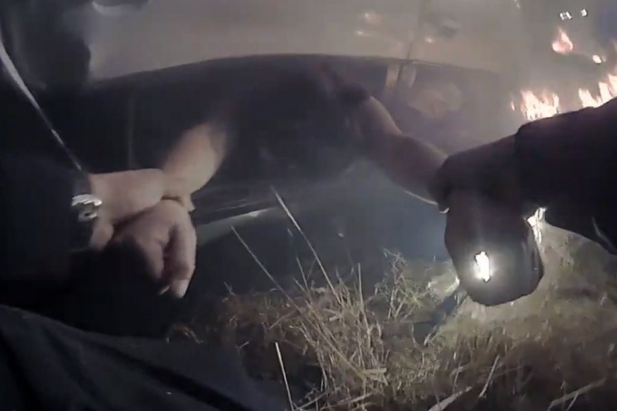 VIDEO/ Polici kthehet në hero, shpëton gruan e ngleur brenda makinës që po digjej