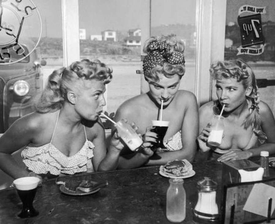 Alkool, rebelim dhe bikini/ Si ‘tërboheshin’ gratë e shekullit të shkuar