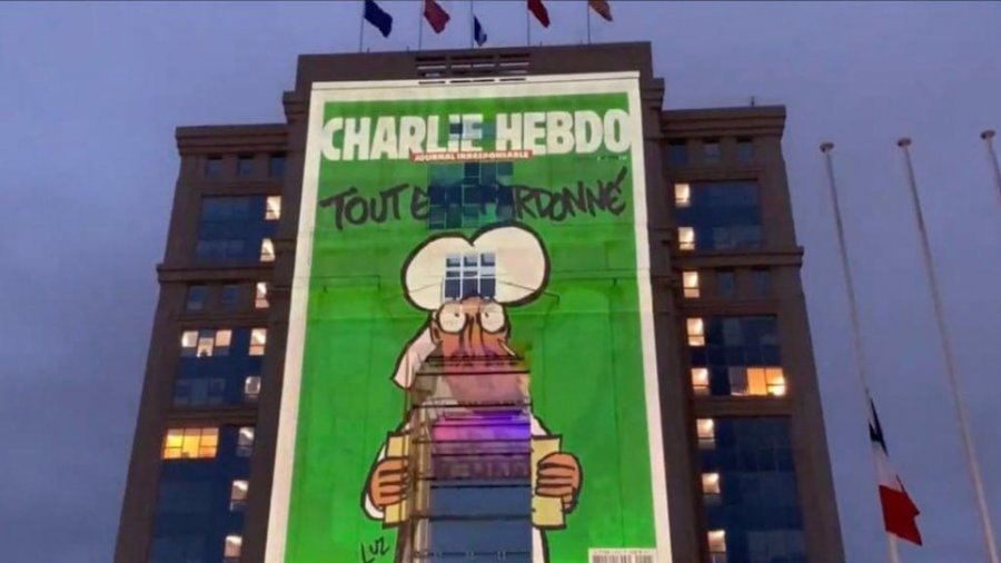 Karikaturat e Charlie Hebdo të projektuar në të gjithë Francën në shenjë nderimi për Samuel Paty 