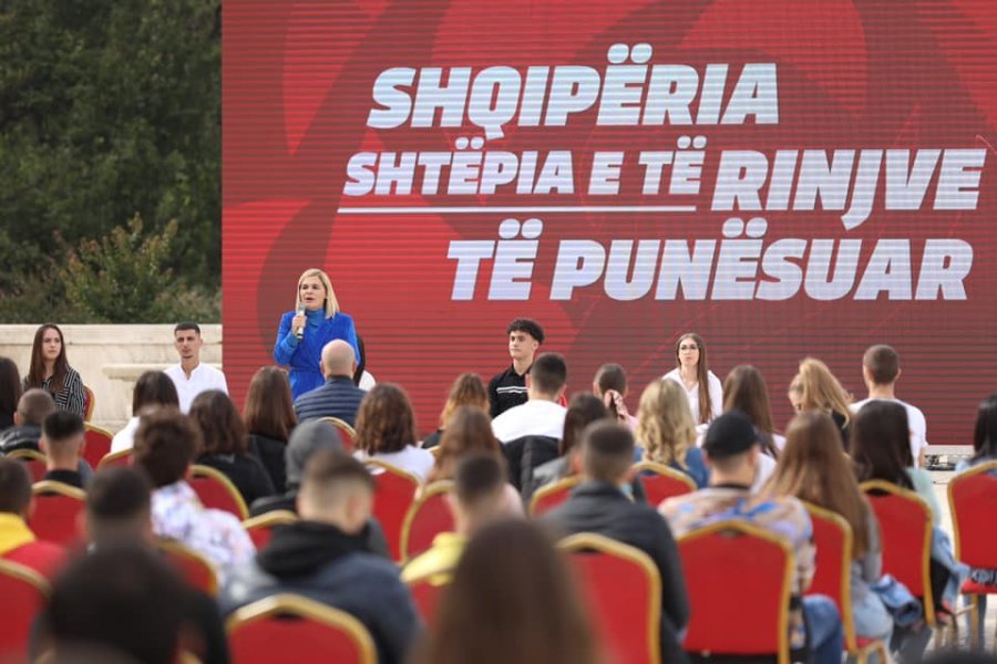 Takimi me gjimnazistët/ Kryemadhi: Koha që Shqipërinë ta drejtojnë të rinjtë