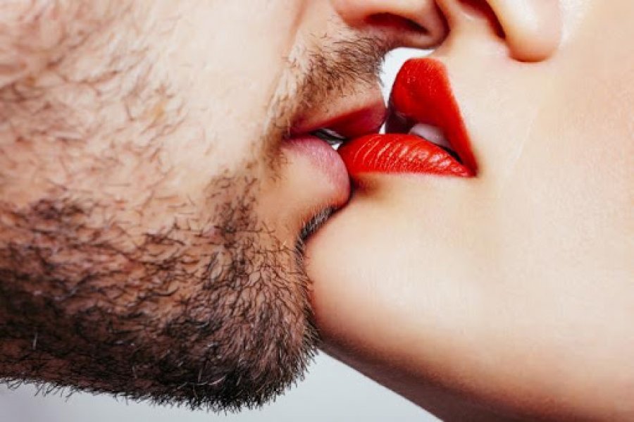 Stili i puthjes tregon shumë për marrëdhënien që keni! Zbuloni disa prej tyre 