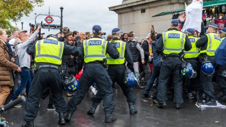 ‘Kundër tiranisë Covid-19’/ Londinezët refuzojnë rregullat, përplasen dhunshëm me policinë