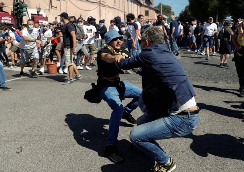 Protesta masive në Itali kundër izolimeve të reja nga Covid