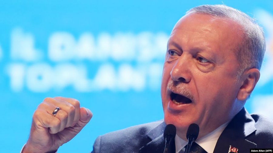 Përshkallëzohet tensioni me Francën/ Erdogan thirrje turqve që t’i bojkotojnë mallrat franceze