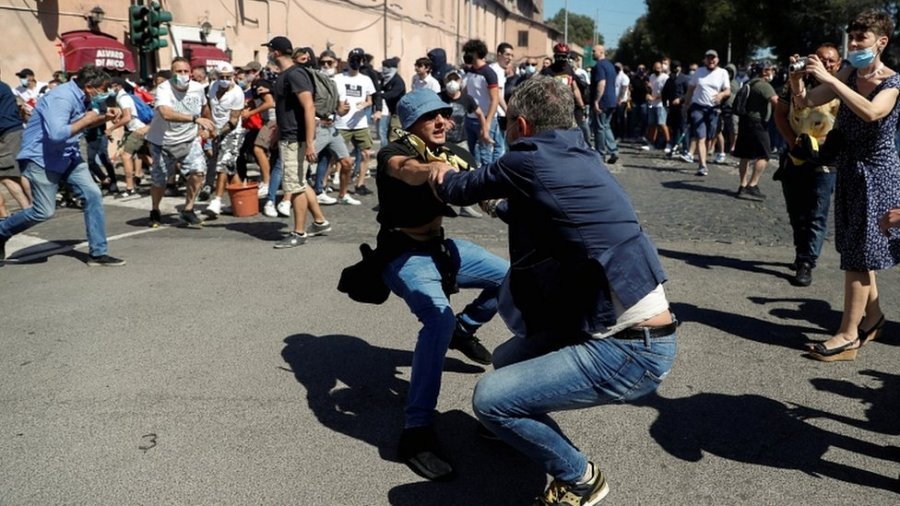 Protesta masive në Itali kundër izolimeve të reja nga Covid