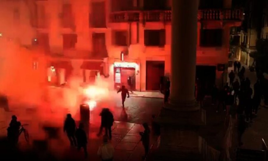 VIDEO/ Mbyllja e lokale pas orës 18:00 për shkak të Covid-19, italianët i vënë flakën vendit
