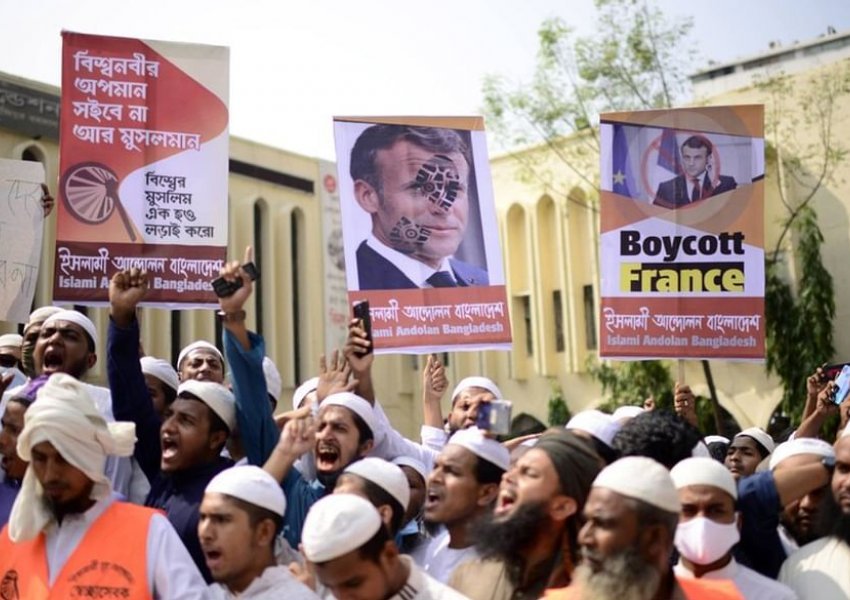 ‘Bojkotoni mallrat franceze’/ Tubim i madh në Bangladesh, digjet posteri i Macron  