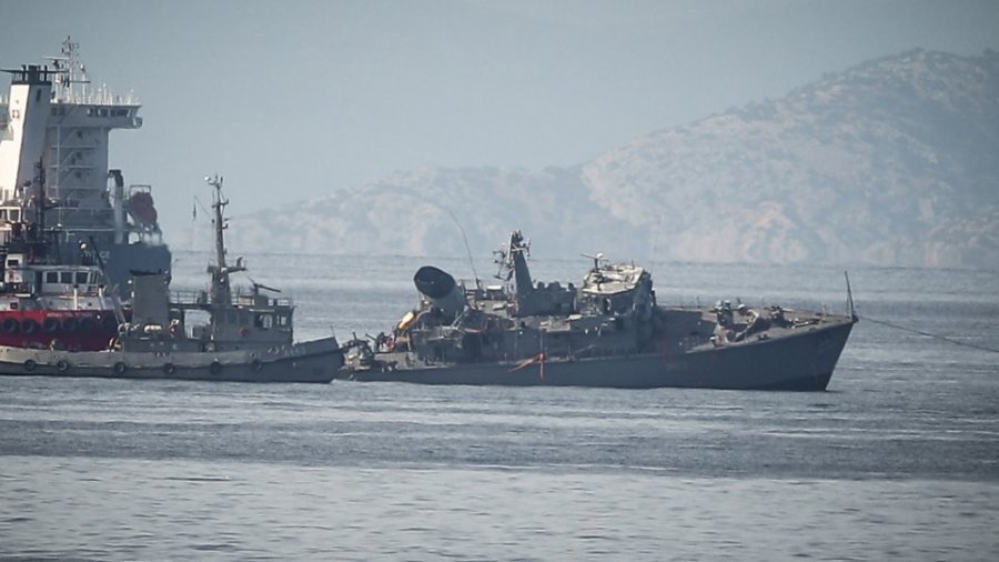 Aksident i rëndë në portin e Pireut, anija e Marinës ‘pritet në dyshë’