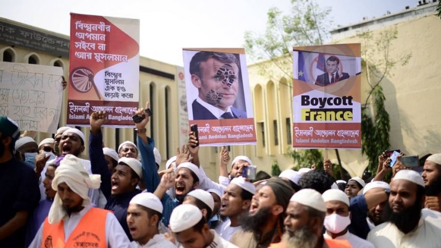 ‘Bojkotoni mallrat franceze’/ Tubim i madh në Bangladesh, digjet posteri i Macron  