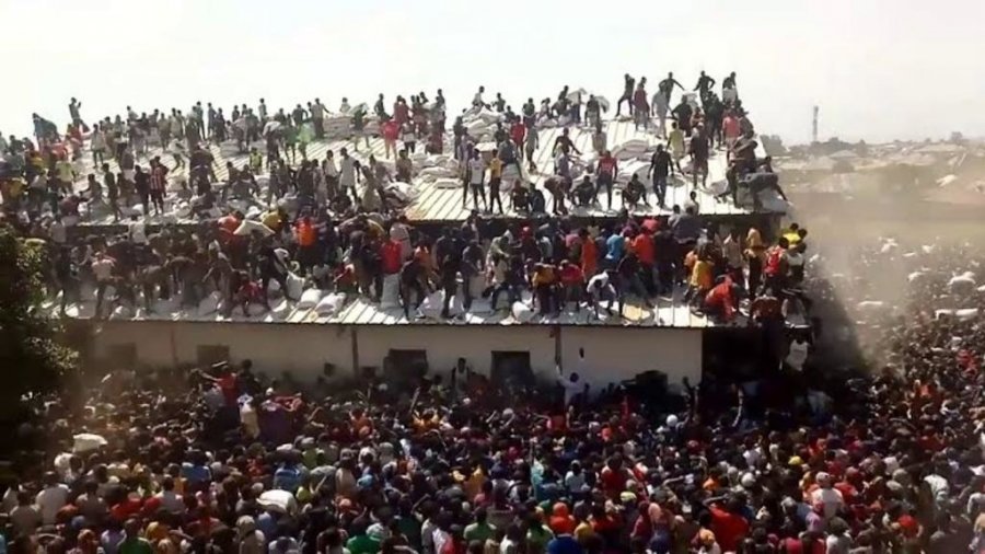 VIDEO/ Uria dhe vuajtja kaplon Nigerinë, populli vërshon në depot e ushqimit