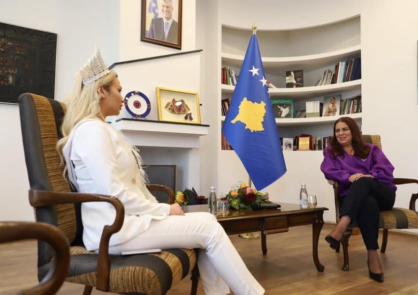 Miss Kosova viziton Ministrinë e Kulturës
