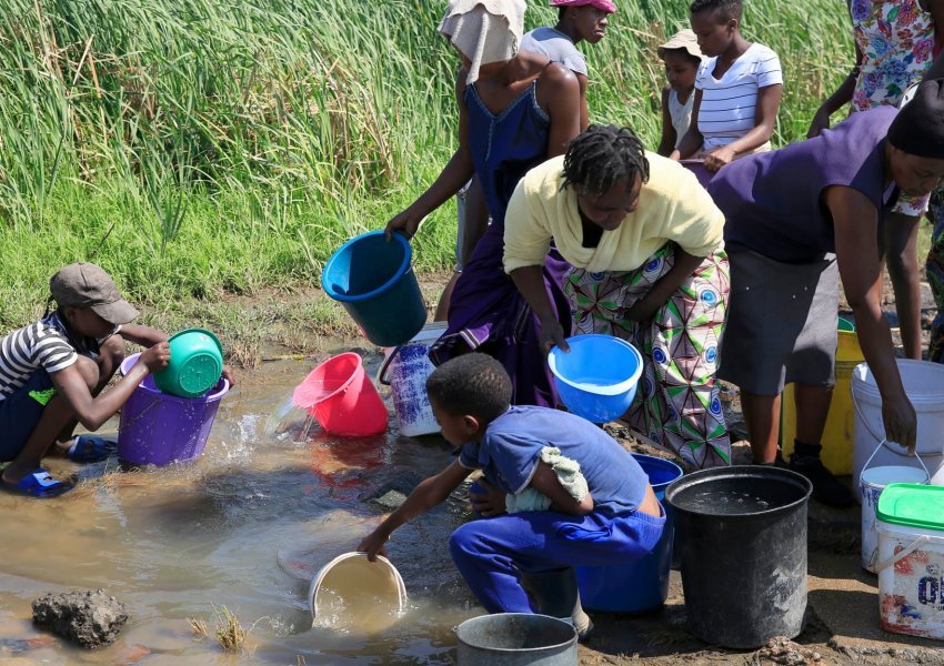 'Ne po pimë ujë nga ujërat e zeza': Mijëra thirrje dëshpërimi nga Zimbabve