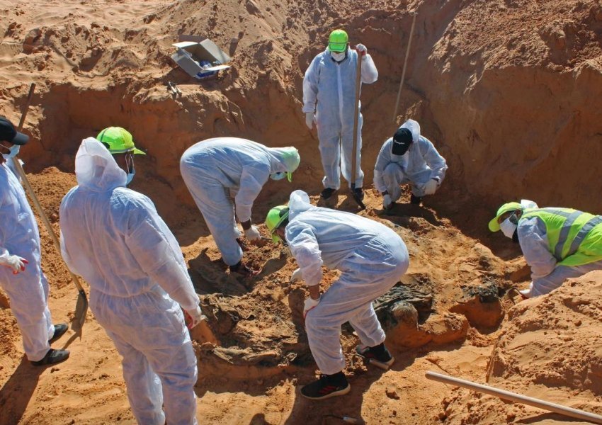 Hetuesit libianë gjejnë të tjera varre masive në qytetin e rimarrë