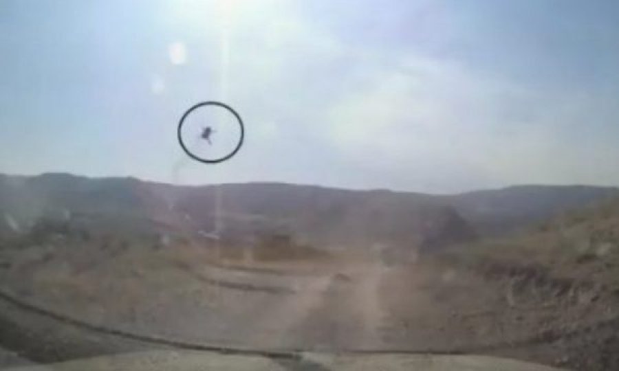 VIDEO - Kur të kalon vdekja pranë/ Momenti kur gazetarëve u fluturon sipër kokës raketa...