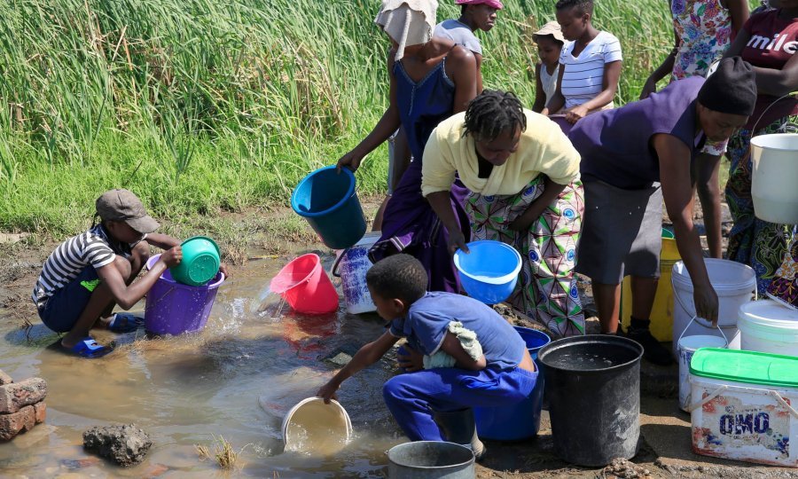 'Ne po pimë nga ujërat e zeza': Mijëra thirrje dëshpërimi nga Zimbabve