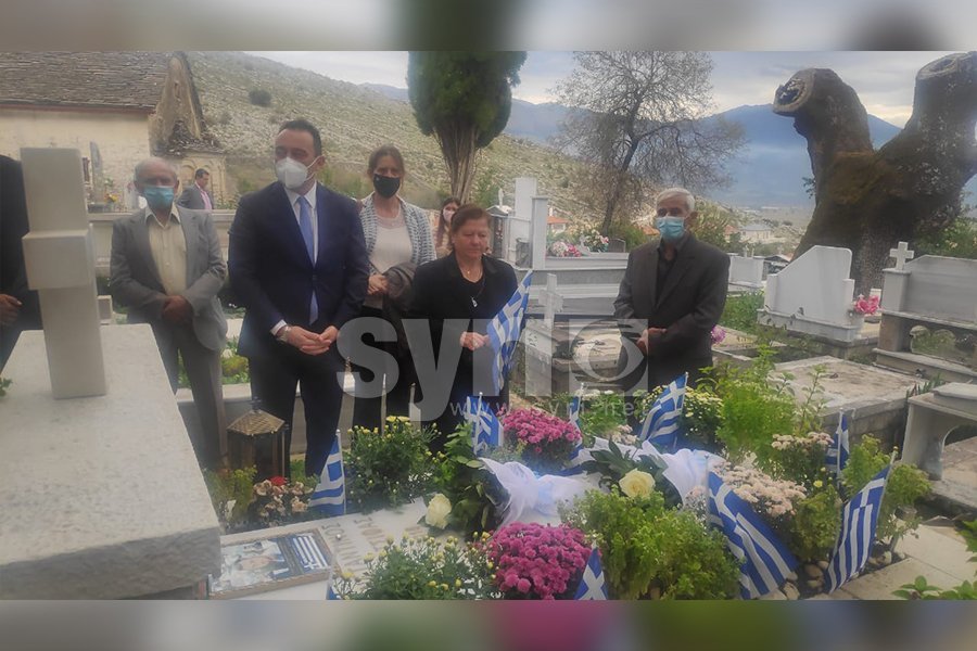 FOTO/ Zv.ministri i Jashtëm grek vjen e bën homazhe te varri i Kacifasit