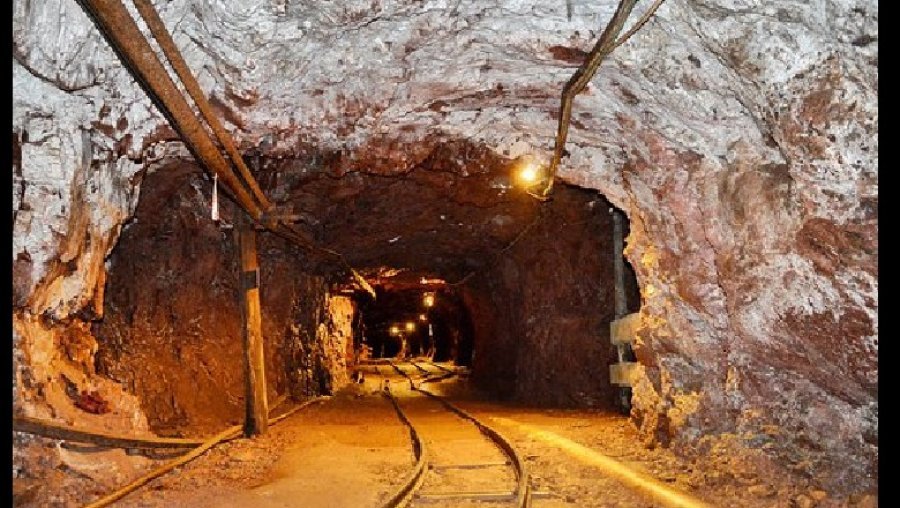 EMRI/ Kush është inxhinieri i bllokuar me dy punëtorë në minierë