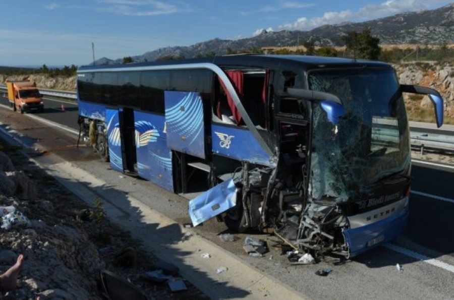 FOTO/ Aksidentohet autobusi me shqiptarë në Kroaci