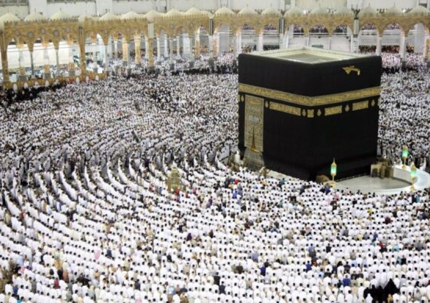 Për miliarda kureshtarë në botë: Ja çfarë ka brenda Qabes në Mekë