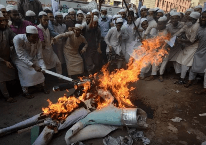 Tmerri në Bangladesh: Turma vret dhe djeg njeriun që përdhosi Kuranin