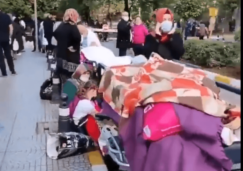 VIDEO/ Tejmbushen spitalet në Izmir, pacientët e plagosur ‘të shtrirë’ në trotuare
