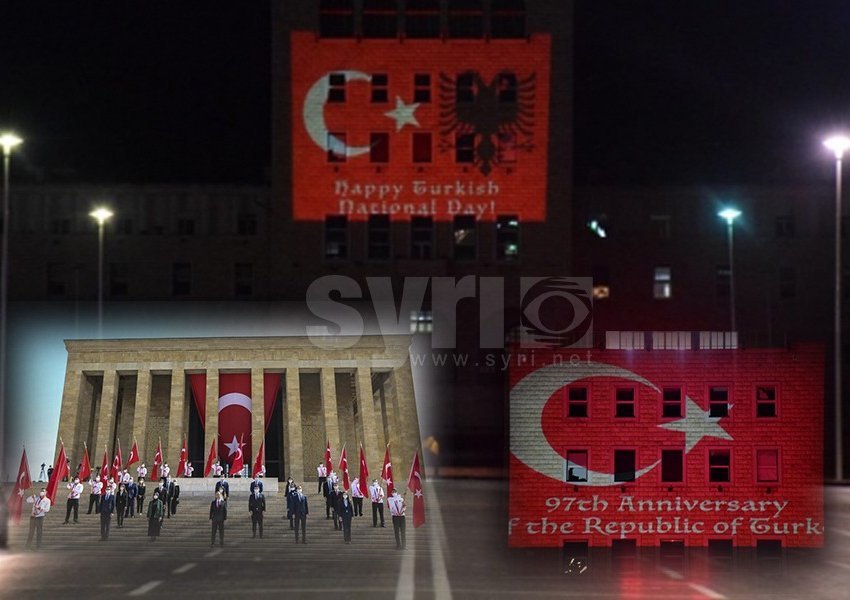 Festa e Republikës Turke, 'ngrihet' flamuri gjigant në mes të Tiranës