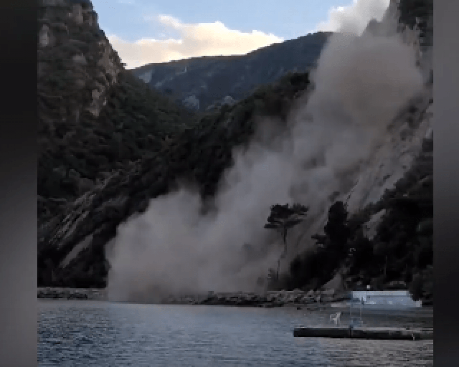 VIDEO/ Shkëmbi shkëputet dhe përfundon në det, uji pushton ishullin grek pas tërmetit 