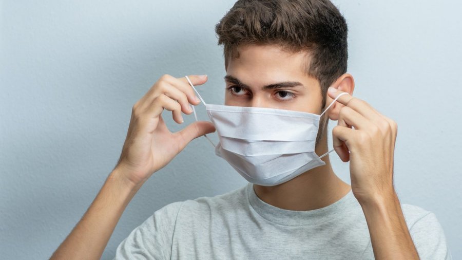 COVID-19 - Maska: Cili material e bllokon më mirë virusin kur kollitemi