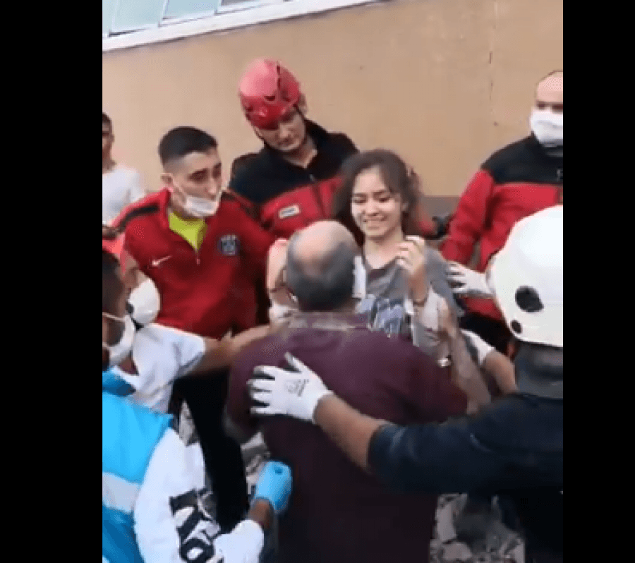 VIDEO/ Nxirret e gjallë nga rrënojat, vajza e shokuar përqafon babain