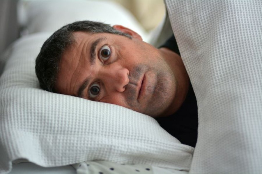 4 arsyet pse të flesh i uritur mund të jetë një ide e keqe