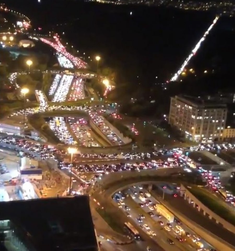 Trafik i jashtëzakonshëm në Paris para fillimit të shtetrrethimit të dytë të Francës