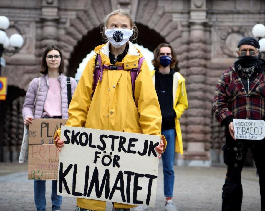 Thunberg nis përsëri grevën klimatike në internet, ndërsa infektimet përhapen në Suedi