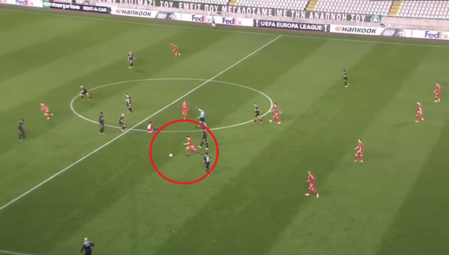 VIDEO/ Gol i pabesueshëm, shikoni çfarë bën futbollisti nga mesi i fushës...