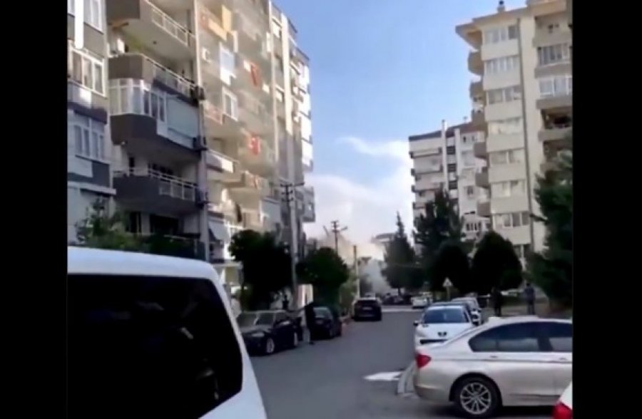 VIDEO/ Pamje tmerri nga Turqia, banorët dalin me vrap teksa pallati shembet