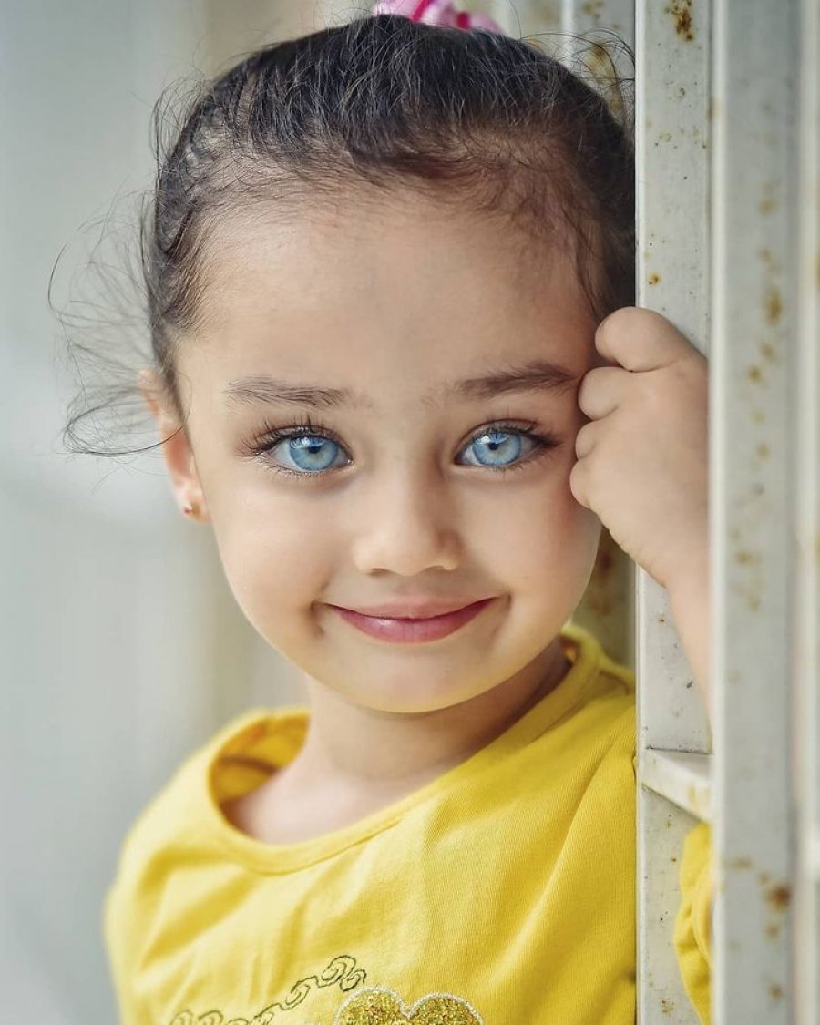 Fotografi turk na prezanton me sytë e 20 fëmijëve që shkëlqejnë si gurët e çmuar