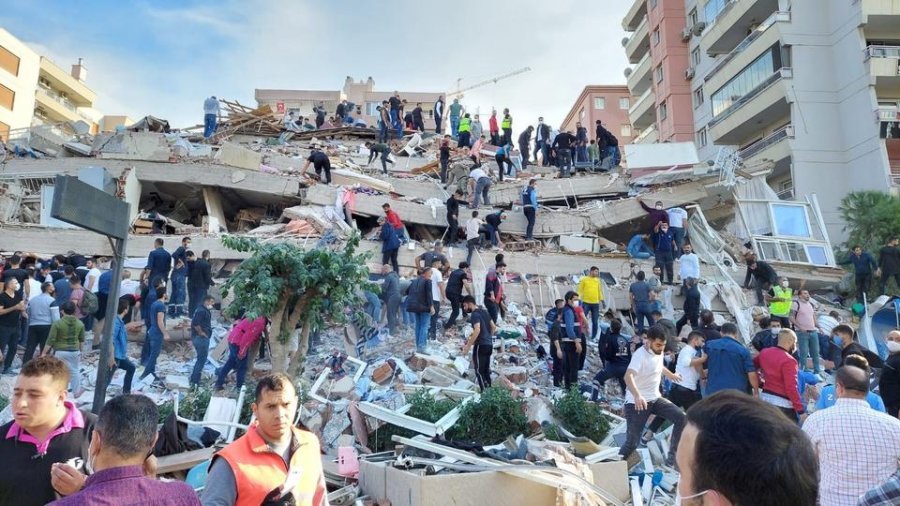 Mrekulli pas tërmetit në Turqi, nëna me 4 fëmijët nxirren të gjallë nga rrënojat 
