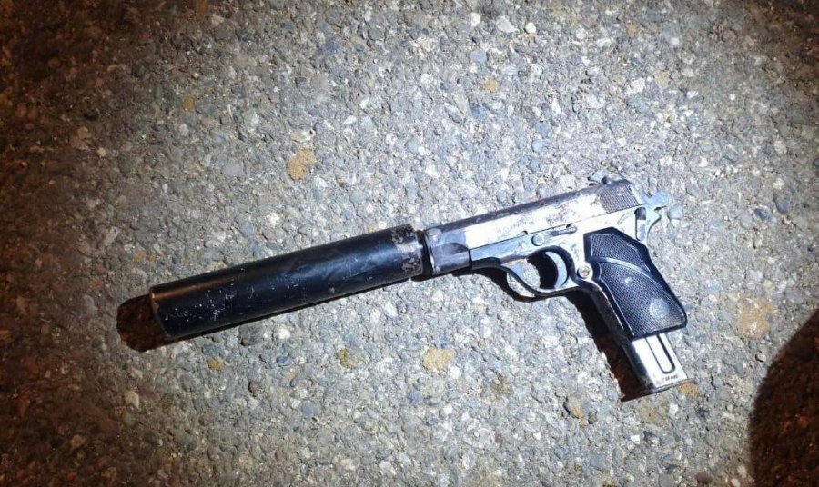 EMRAT/ Tentativë vrasje në Shkodër, kapet 20 vjeçari me pistoletë me silenciator