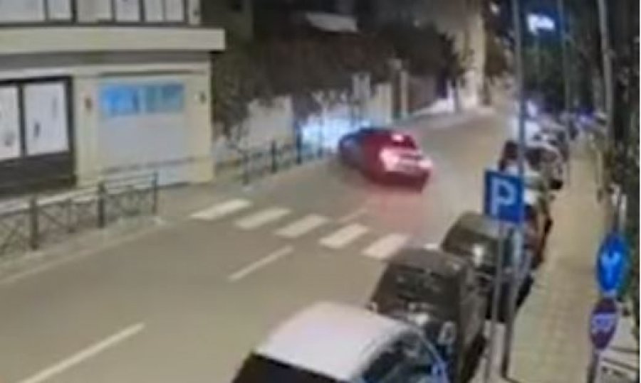 VIDEO/ Aksident i frikshëm në Tiranë, pamjet e kamerave kapin makinën që përplaset me ….