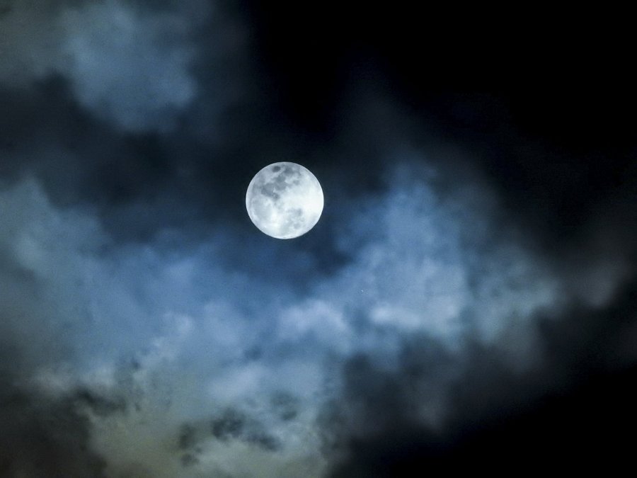 E rrallë/ Pas 46 vitesh, hëna e plotë do të shoqërojë gjithë botën në natën e Halloween