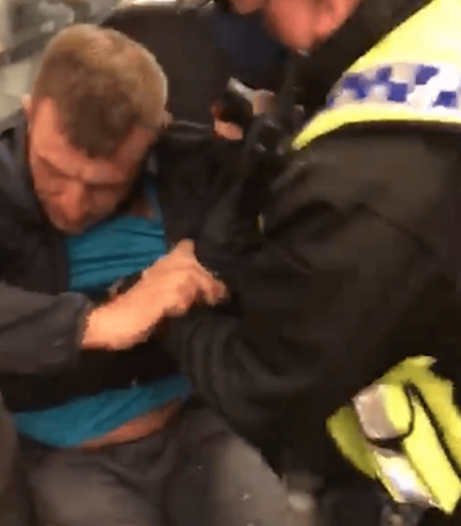 VIDEO/ Polici përleshet me qytetarin pasi nuk pranojë të vendoste maskën