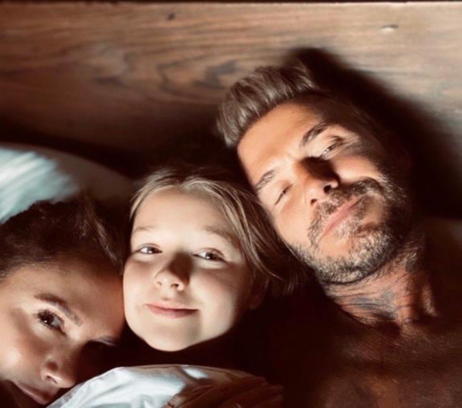 Shumë dashuri në një foto! Familja Beckham u zgjua me një mysafir në shtrat!