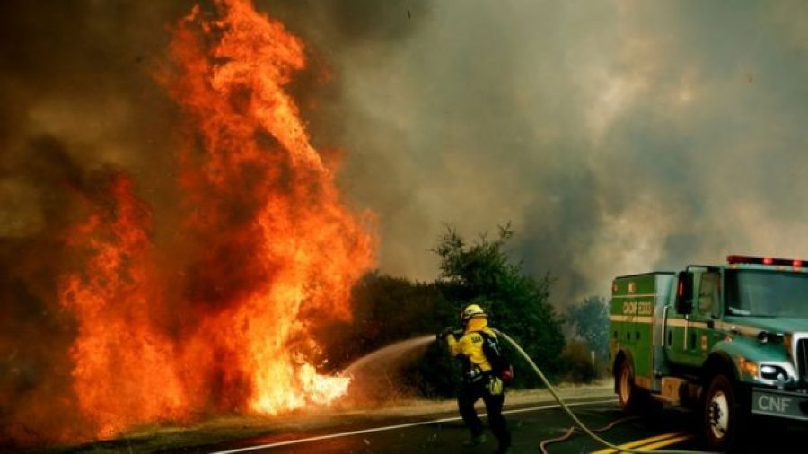 Zjarret shkretojnë mijëra ha në Kaliforni, vazhdojnë të përhapen në të gjithë shtetin