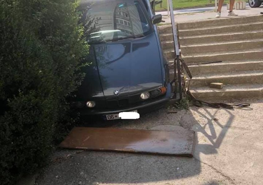 Prishtinë, vetura përfundon në shkallët që çojnë tek hyrja e banesës