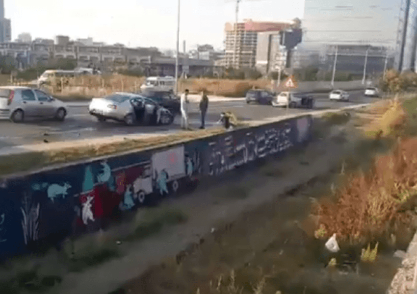 Aksident i rëndë në Prishtinë, njëra nga veturat bie te shinat e trenit