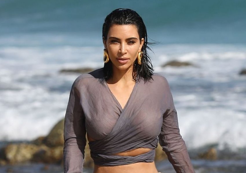 Me bikini dhe këmishë transparente, Kim ekspozon gjoksin bombastik 