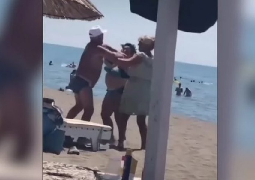 Rrahje mes një gruaje dhe një burri në një plazh të Malit të Zi