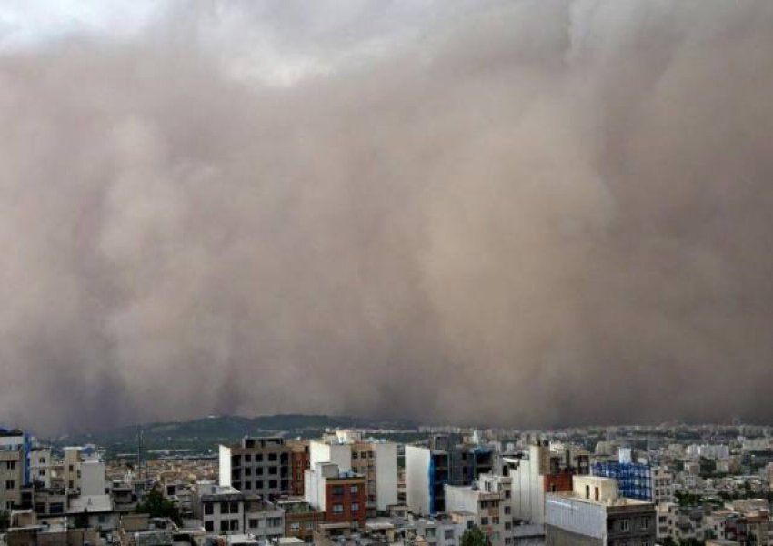 VIDEO/ Ankaraja përfshihet nga një stuhi e madhe rërë, raportohen të lënduar